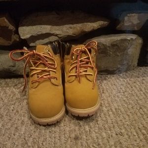 Boys boots